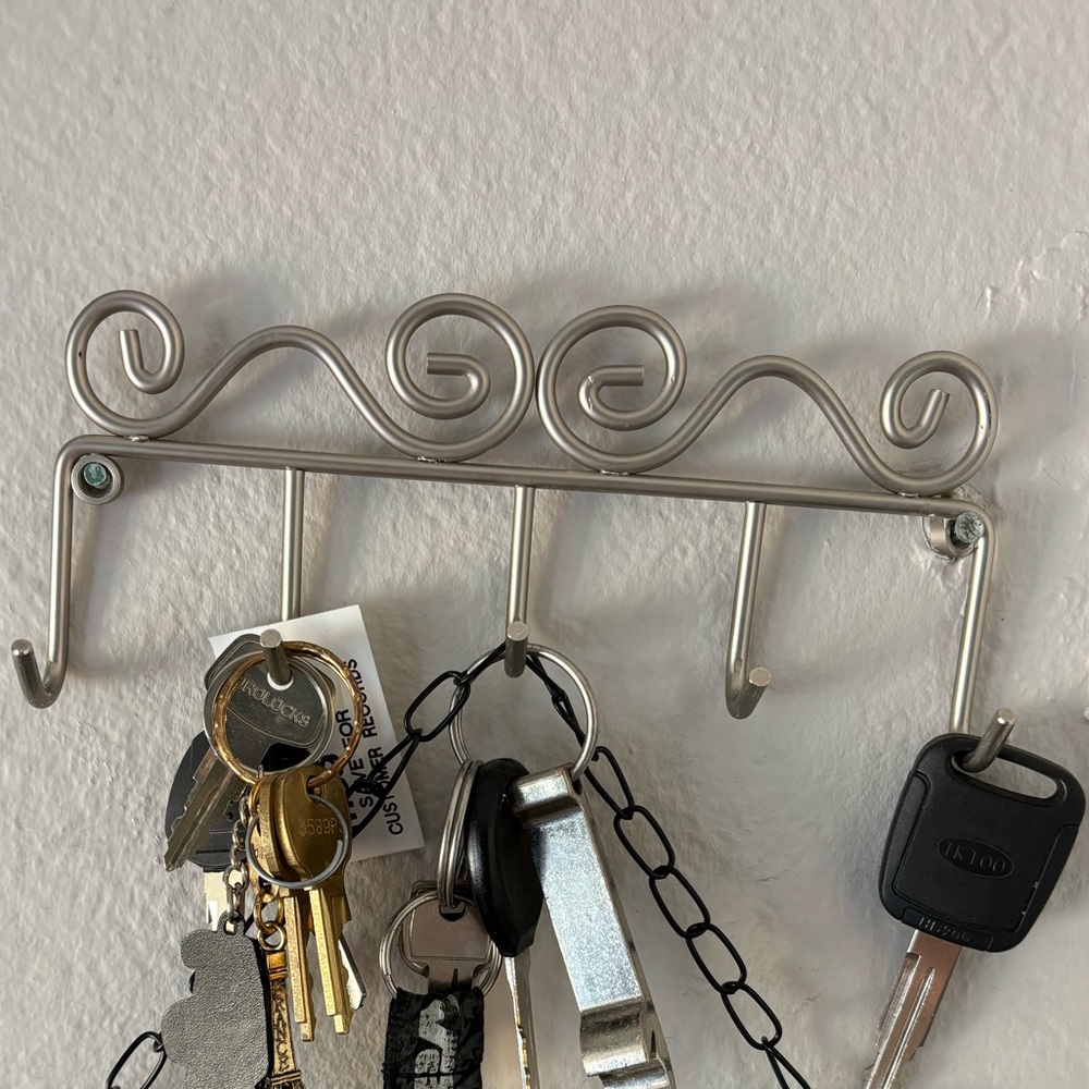 Metal wall mounted key holder